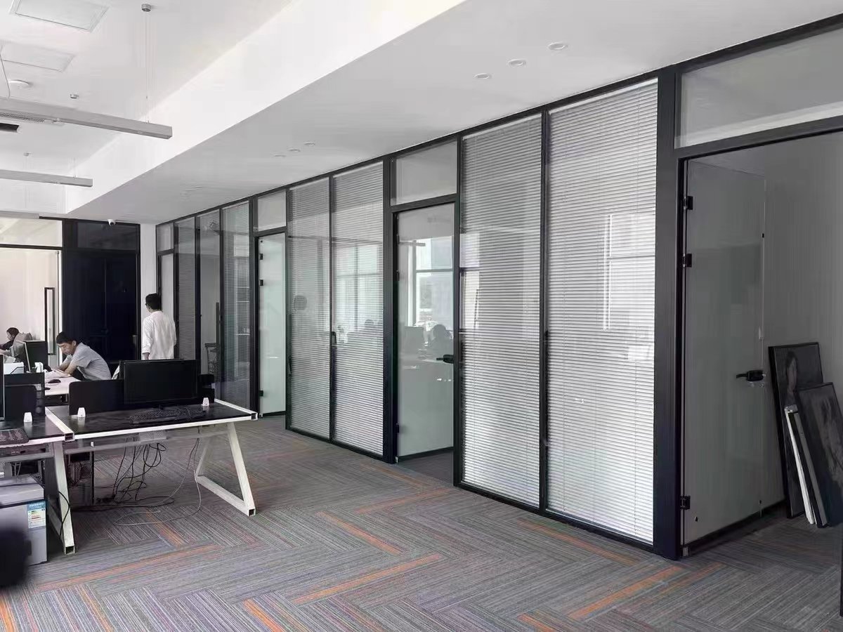 辦公隔斷工程現(xiàn)場實拍圖